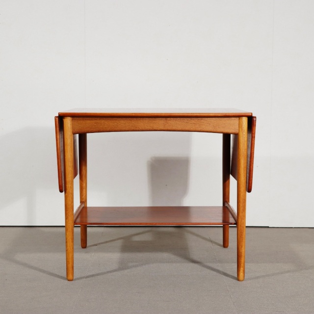 ハンスウェグナーのソーイングテーブル。木目の流れが美しく映えるヴィンテージ家具。控えめな品格を感じる仕上がり。 