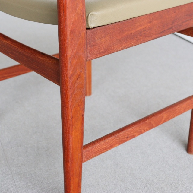 ウルファーツULFERTSのダイニングチェア