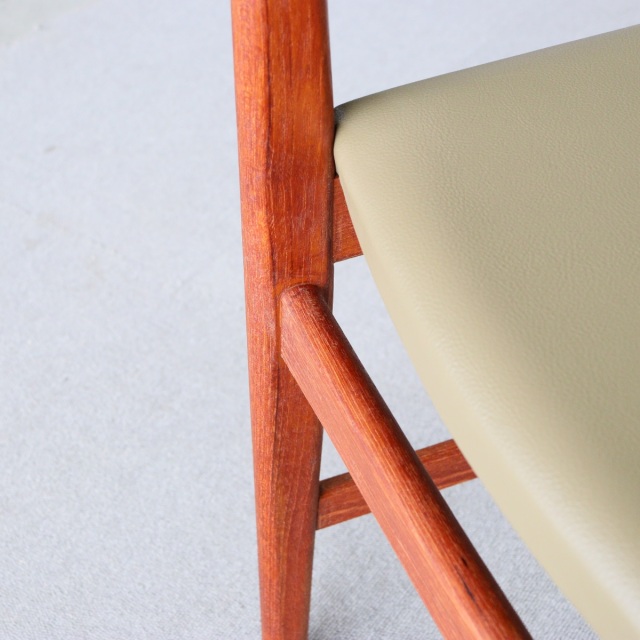 ウルファーツULFERTSのダイニングチェア