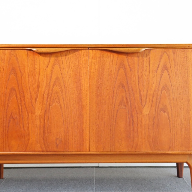 英国ヴィンテージマッキントッシュのサイドボード