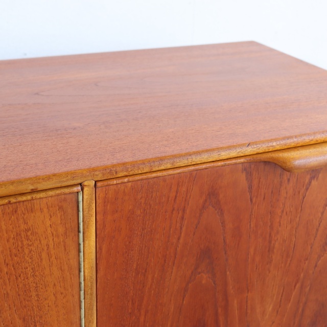 英国ヴィンテージマッキントッシュのサイドボード
