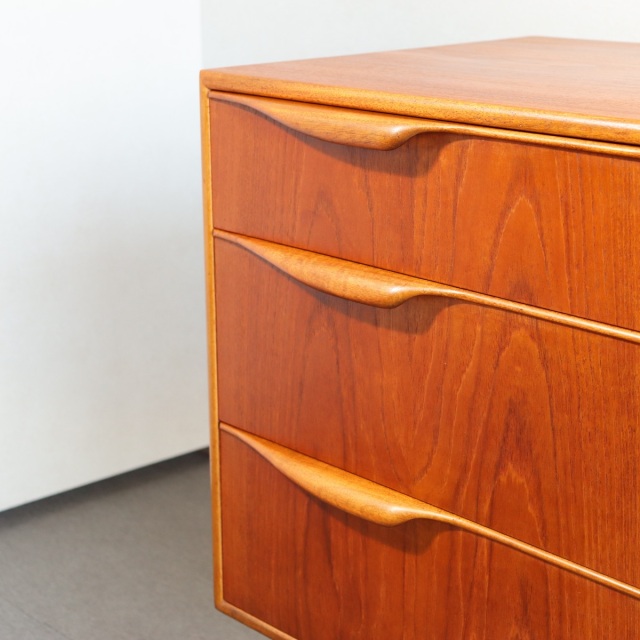 英国ヴィンテージマッキントッシュのサイドボード