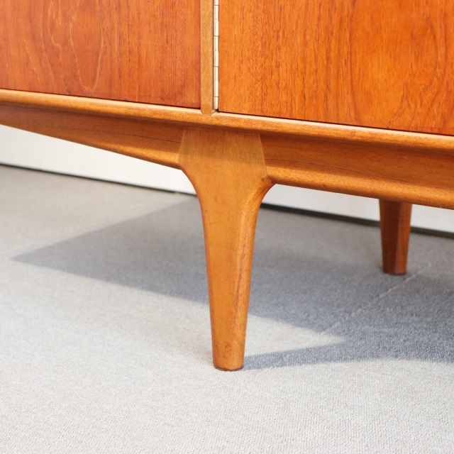 英国ヴィンテージマッキントッシュのサイドボード