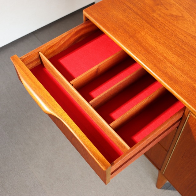 英国ヴィンテージマッキントッシュのサイドボード