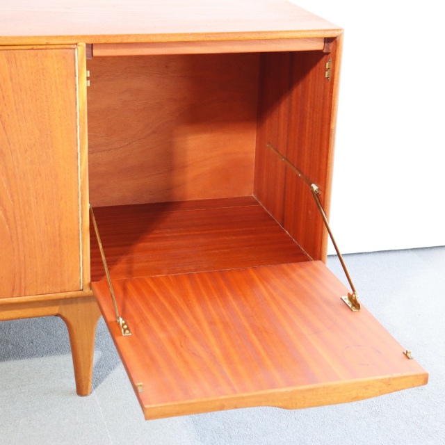 英国ヴィンテージマッキントッシュのサイドボード