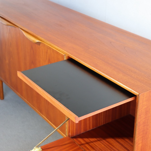 英国ヴィンテージマッキントッシュのサイドボード