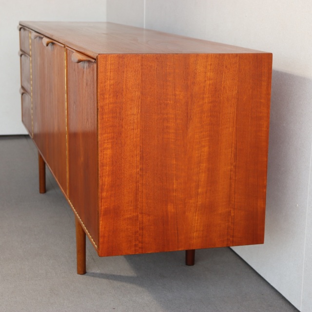 英国ヴィンテージマッキントッシュのサイドボード