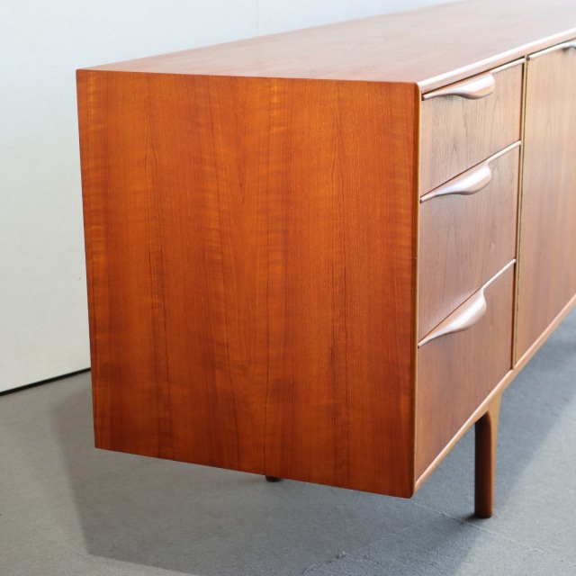 英国ヴィンテージマッキントッシュのサイドボード