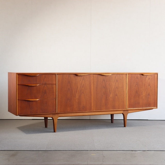 英国ヴィンテージマッキントッシュのサイドボード