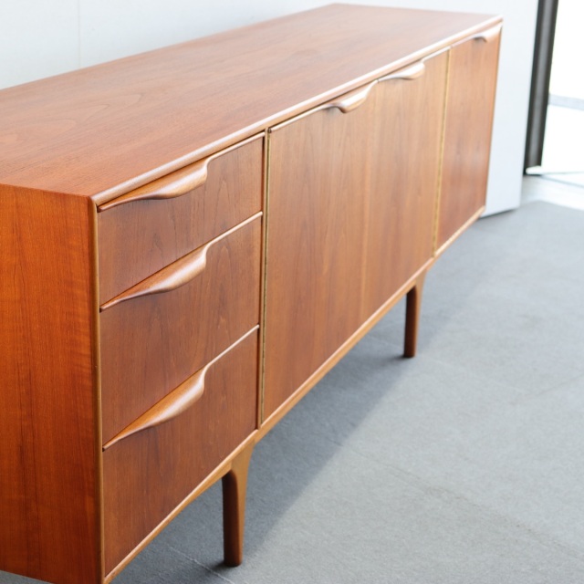 英国ヴィンテージマッキントッシュのサイドボード