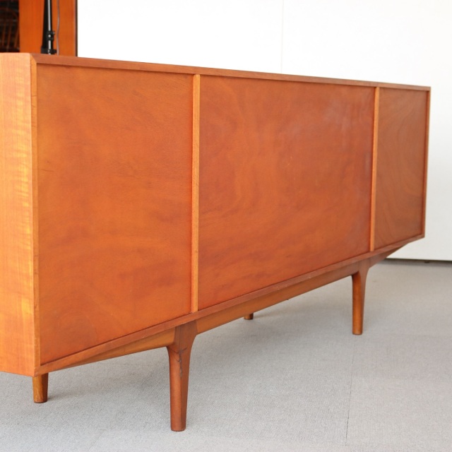 英国ヴィンテージマッキントッシュのサイドボード