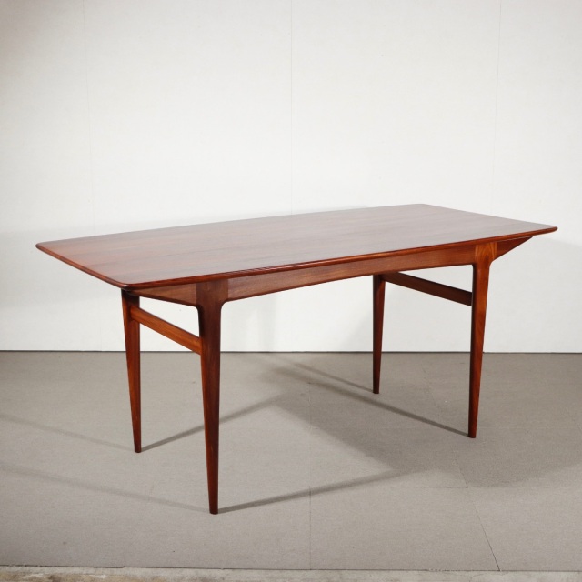 ヤンガーYOUNGERダイニングテーブル。自然な風合いと上品な質感を持つヴィンテージ家具。落ち着いた印象を与える。 