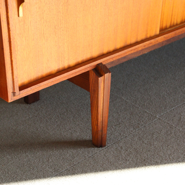 ビーバーアンドタプレイのブックケースとビュロー