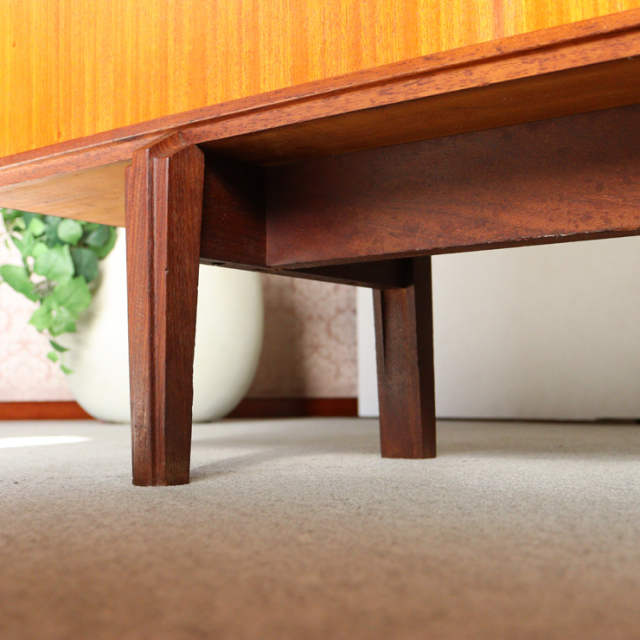 ビーバーアンドタプレイのブックケースとビュロー