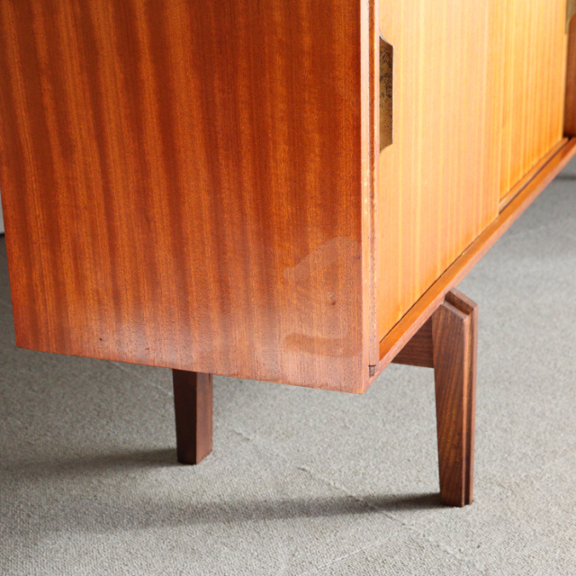 ビーバーアンドタプレイのブックケースとビュロー