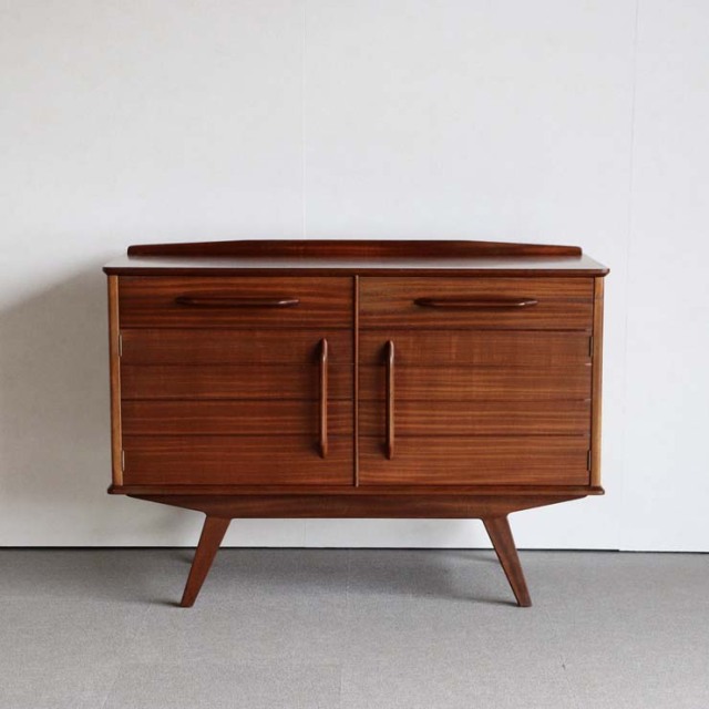 ジープランのサイドボード