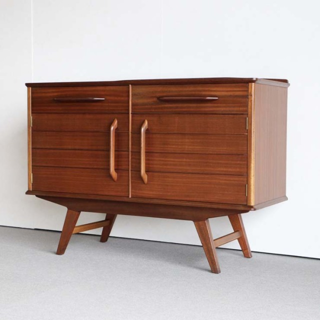 ジープランのサイドボード