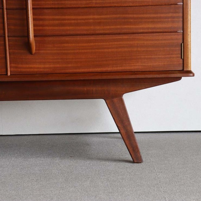 ジープランのサイドボード