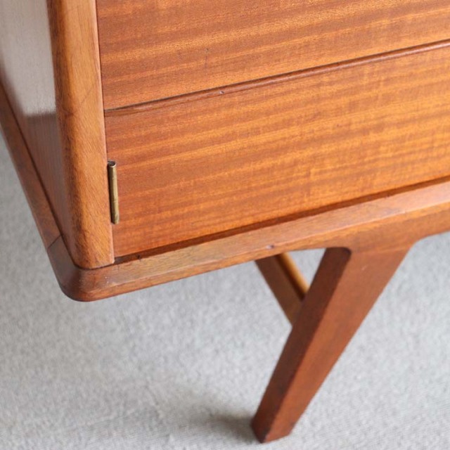 ジープランのサイドボード