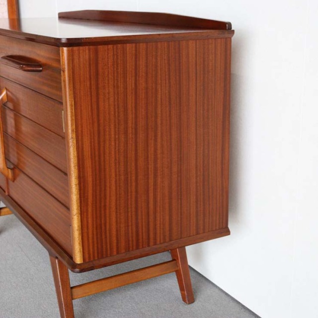 ジープランのサイドボード