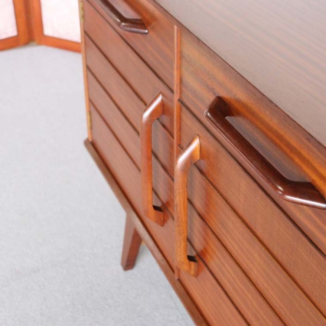 ジープランのサイドボード