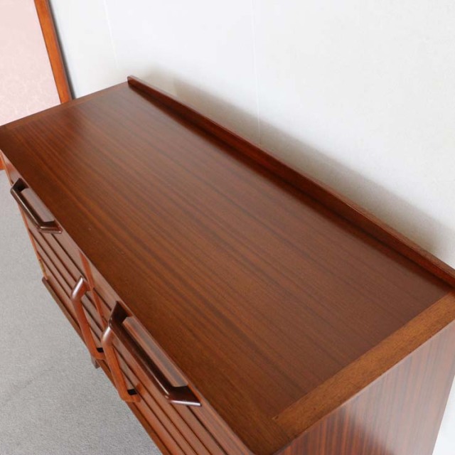 ジープランのサイドボード