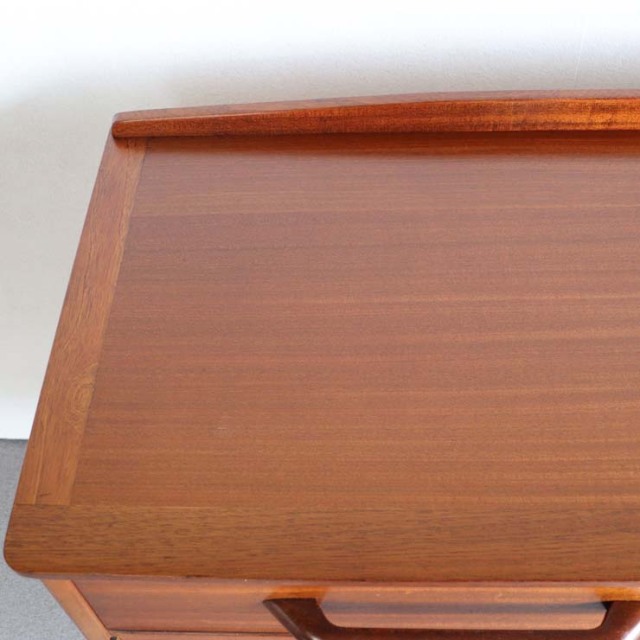 ジープランのサイドボード