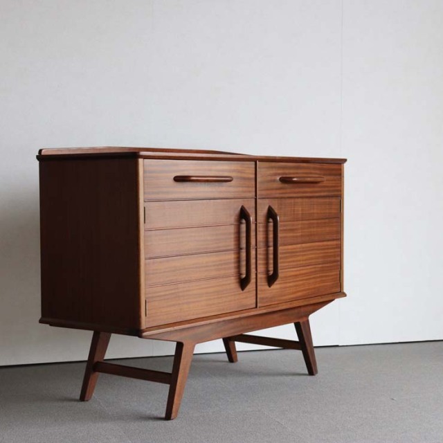 ジープランのサイドボード