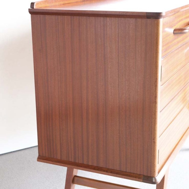 ジープランのサイドボード