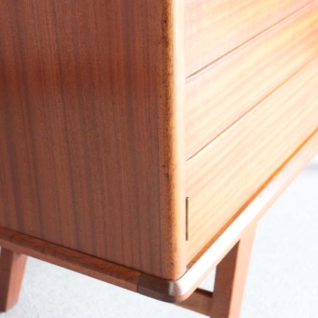 ジープランのサイドボード