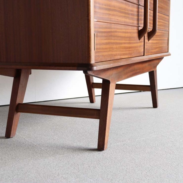 ジープランのサイドボード