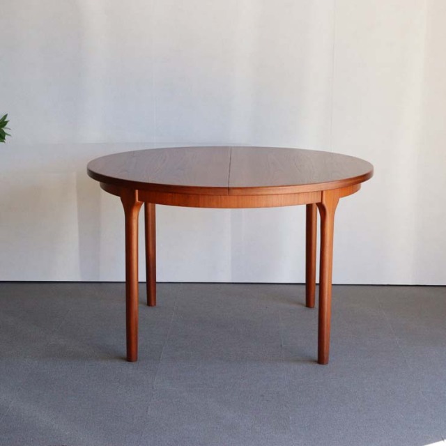 マッキントッシュ製のサークルダイニングテーブル