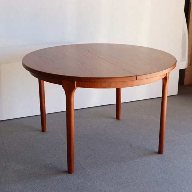 マッキントッシュ製のサークルダイニングテーブル