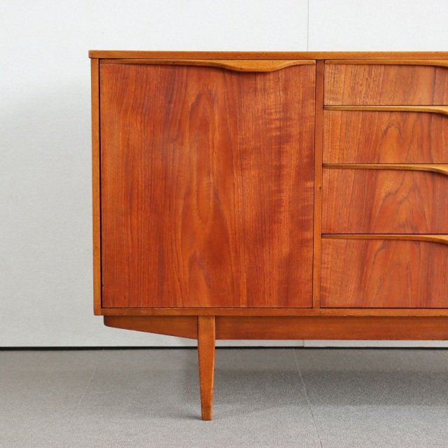 サトクリフオブトッドモーデンSUTCLIFFE OF　TODMORDENのサイドボード