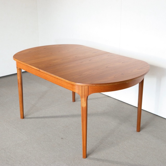 ネイサンNATHANのオーバルダイニングテーブル