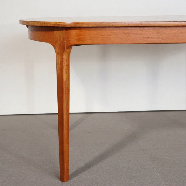 ネイサンNATHANのオーバルダイニングテーブル