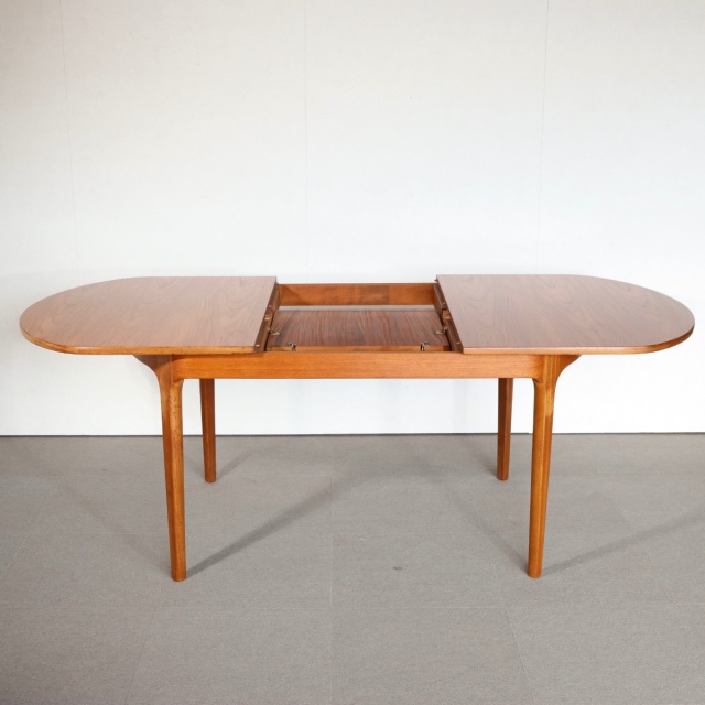 ネイサンNATHANのオーバルダイニングテーブル