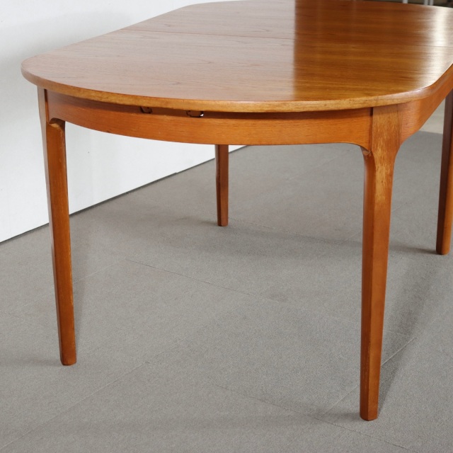 ネイサンNATHANのオーバルダイニングテーブル