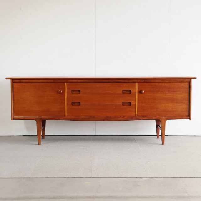 ヤンガーYoungerのサイドボード