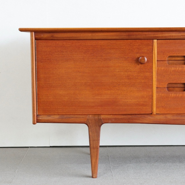 ヤンガーYoungerのサイドボード