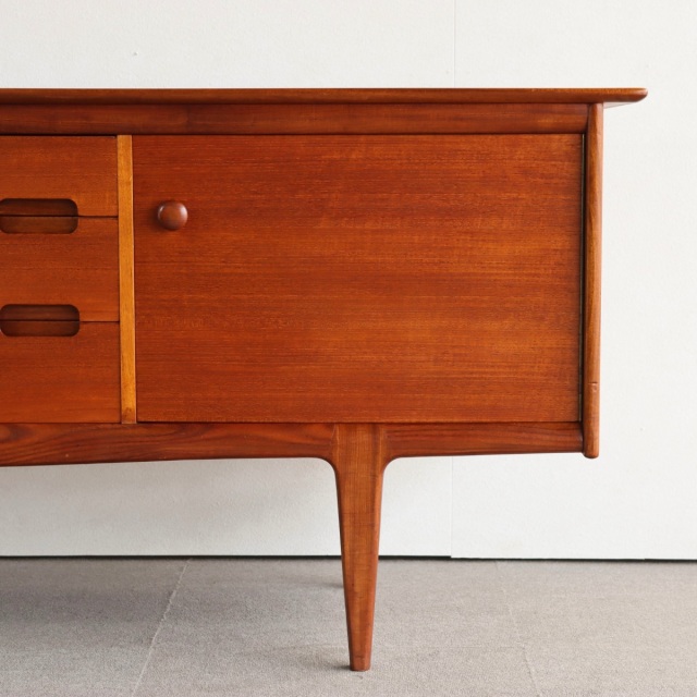 ヤンガーYoungerのサイドボード