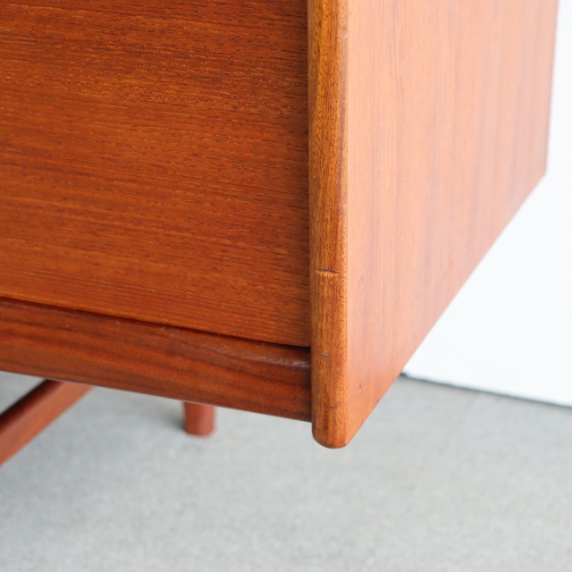 ヤンガーYoungerのサイドボード