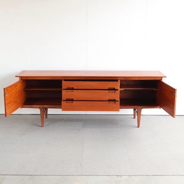 ヤンガーYoungerのサイドボード