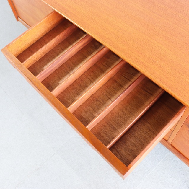 ヤンガーYoungerのサイドボード