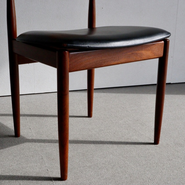 ジープランG-PLANのIb KOFOD LARSENデザインのダイニングチェア