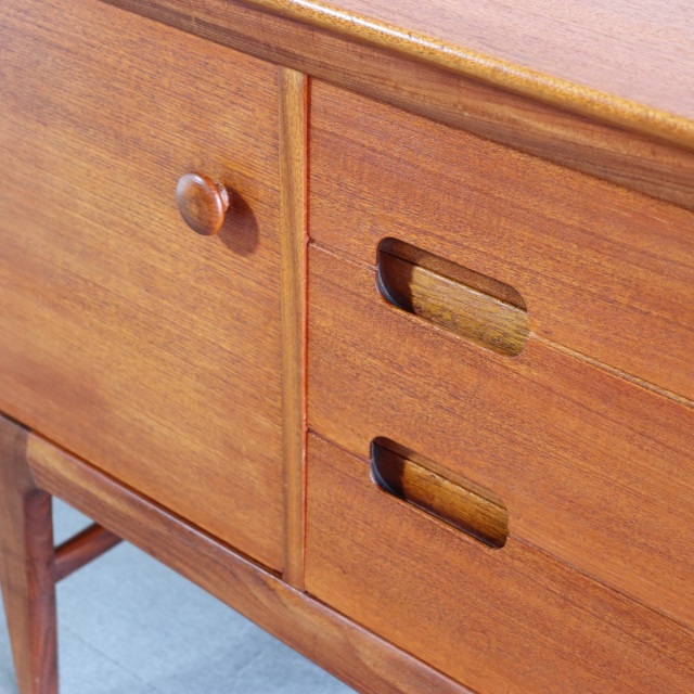 ヤンガーYoungerのサイドボード