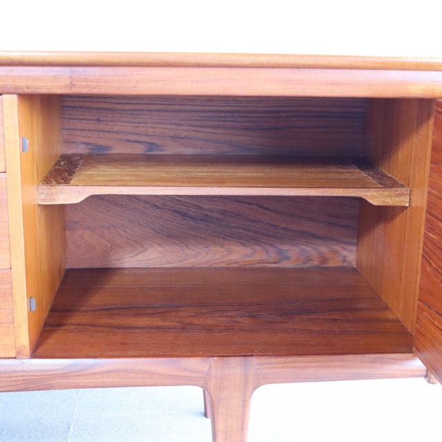 ヤンガーYoungerのサイドボード