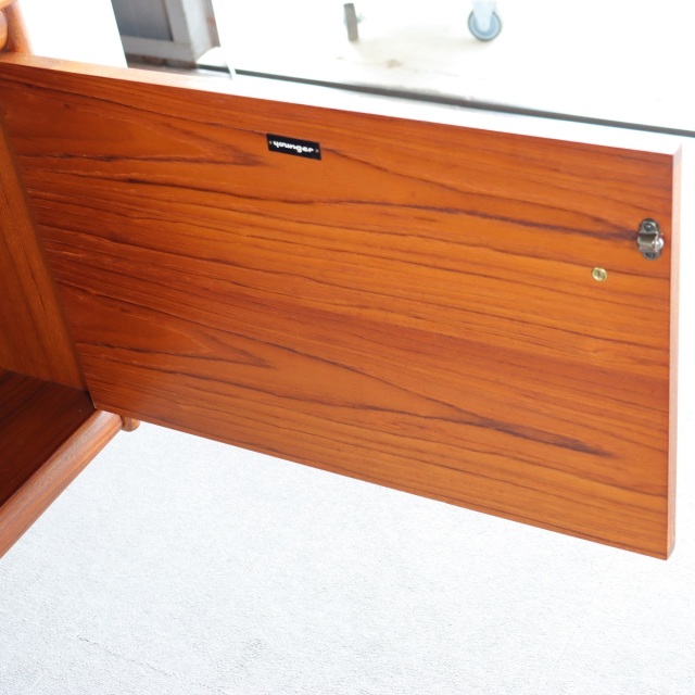 ヤンガーYoungerのサイドボード