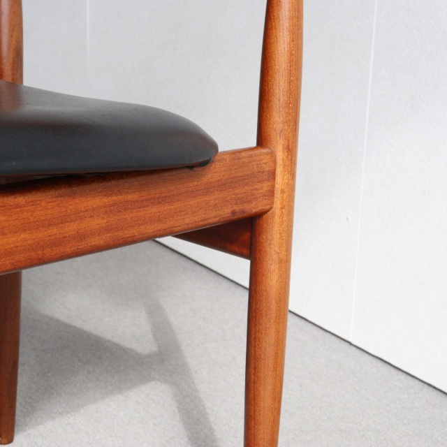 ジープランG-PLANのIb KOFOD LARSENデザインのダイニングチェア
