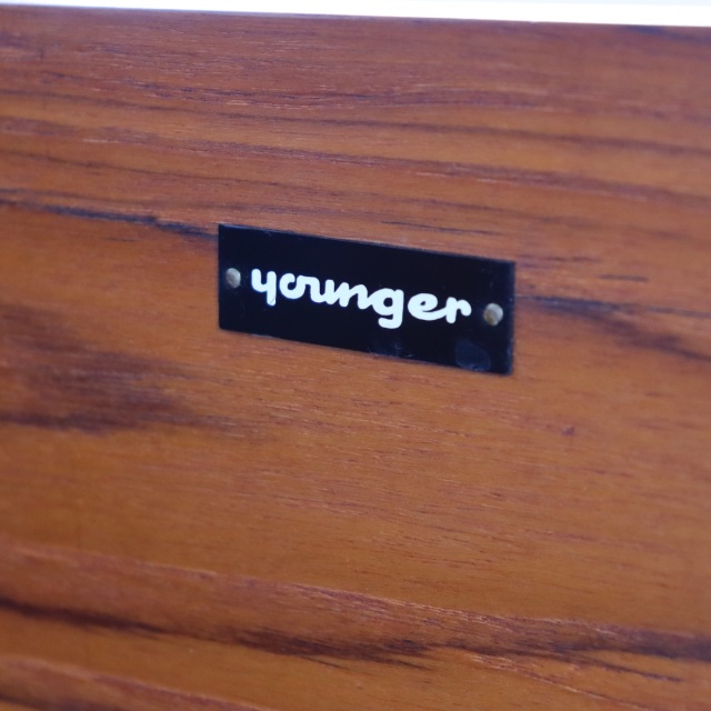 ヤンガーYoungerのサイドボード